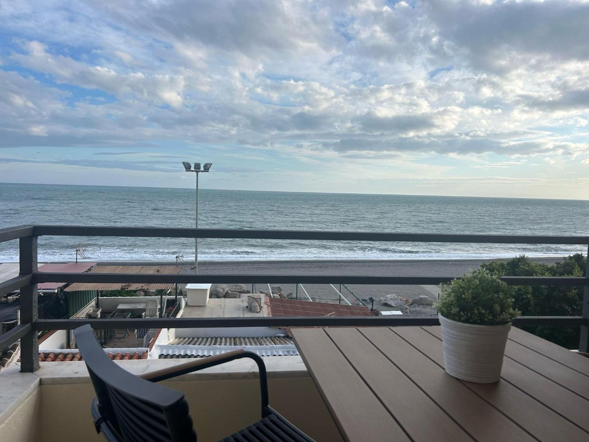 Maravilloso Apartamento En Primera Linea De Playa Con Vistas Al Mar En Caleta De Velez 2 D المظهر الخارجي الصورة