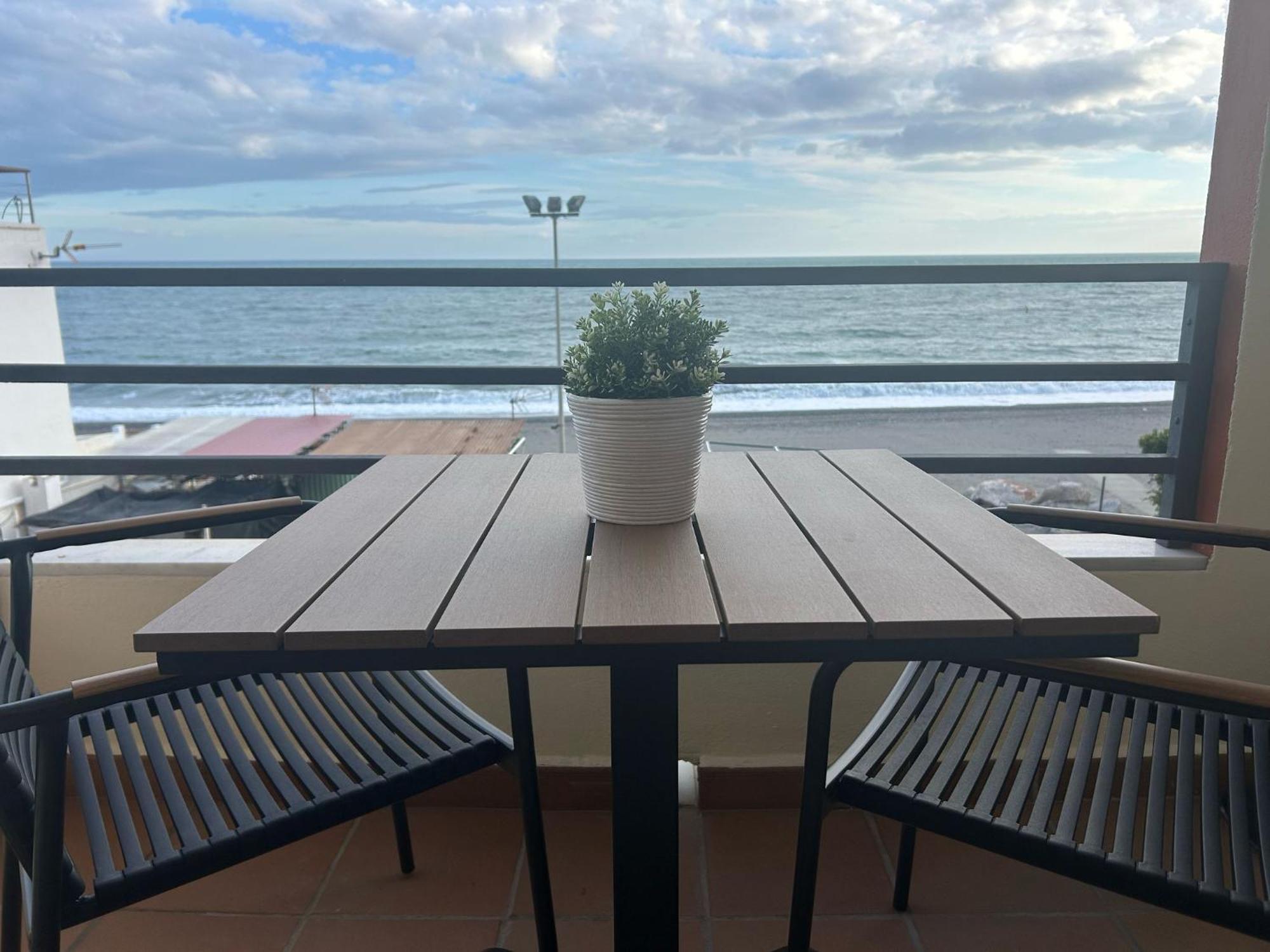 Maravilloso Apartamento En Primera Linea De Playa Con Vistas Al Mar En Caleta De Velez 2 D المظهر الخارجي الصورة